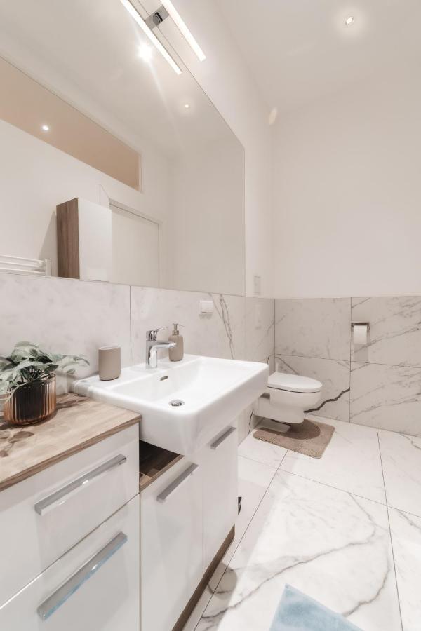 Cozy Apartment, 2 Private Terraces, 8 Min To City Center Vienna Luaran gambar
